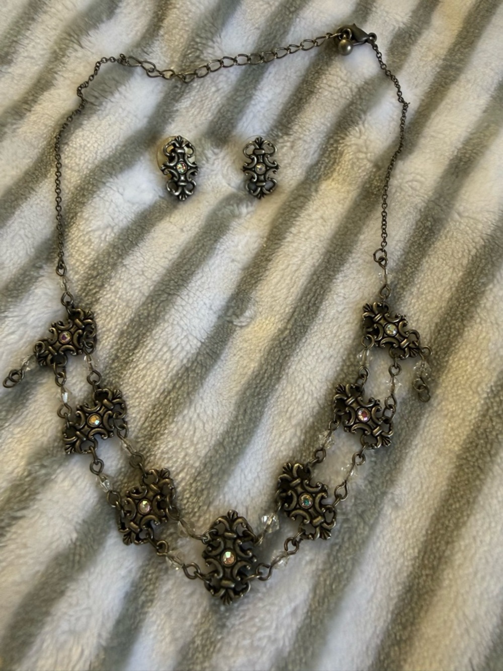 Vintage-Inspired Silver Filigree Necklace with Iridescent Accents